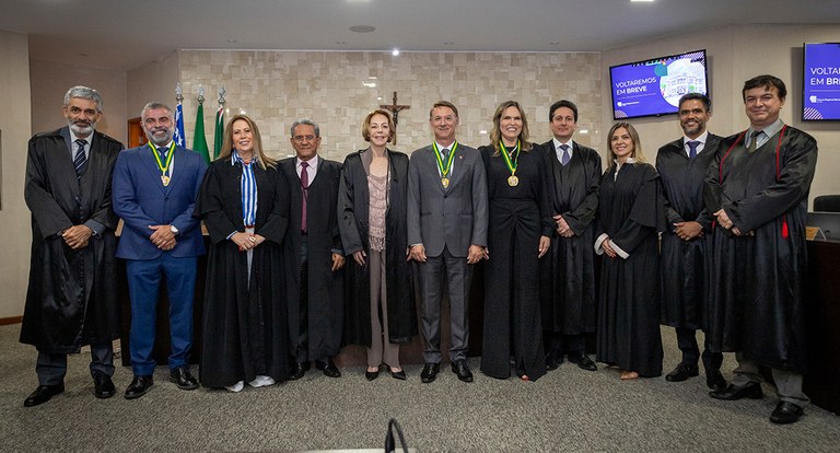 Desembargadores recebem comenda do mérito eleitoral