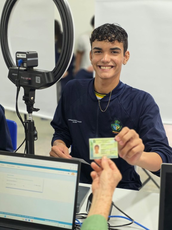 EJE/GO 26-02-2026 Jardim Vila Boa Fotografia de um jovem sorridente vestindo a jaqueta azul do uniforme da Secretaria de Estado de...