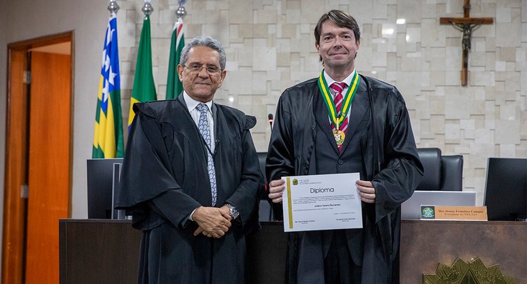 Juiz Juliano Taveira encerra biênio no TRE-GO 2 Juiz Juliano Taveira encerra biênio no TRE-GO
Magistrado recebe a Comenda do Mérito Eleitoral