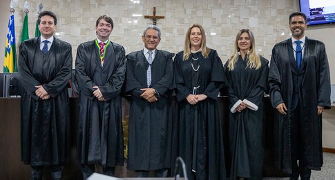 Juiz Juliano Taveira encerra biênio no TRE-GO. Magistrado recebe a Comenda do Mérito Eleitoral.