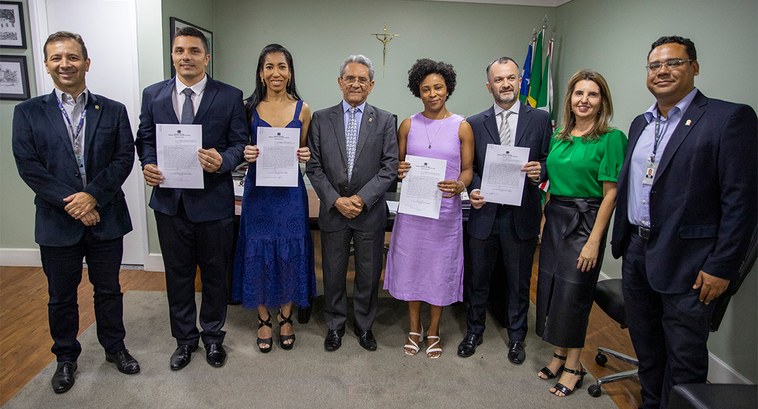 Novos servidores são empossados no TRE-GO Novos servidores são empossados no TRE-GO. Analistas foram habilitados no concurso público no TR...