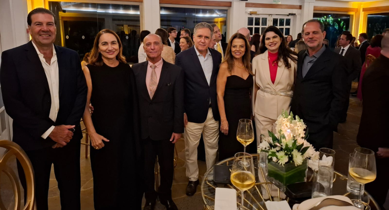 Fotografia colorida horizontal em plano médio mostrando um grupo de sete pessoas, quatro homens ...