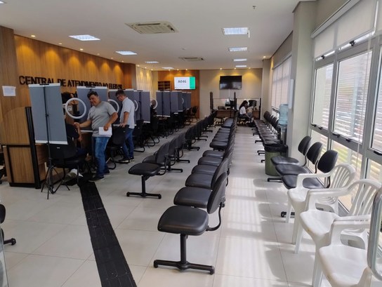 A imagem apresenta o interior da Central de Atendimento ao Eleitor (CAE) em Goiânia, um ambiente...