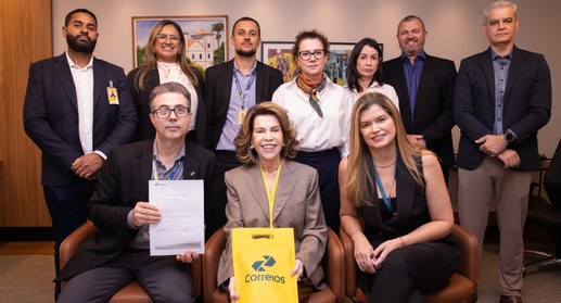 A imagem apresenta a identidade visual da Empresa Brasileira de Correios e Telégrafos, com a pal...