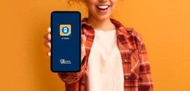 A imagem mostra uma jovem sorridente em frente a um fundo laranja, segurando um smartphone em di...