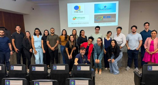 Alunos da UniAraguaia e Unicamps visitam o TRE-GO